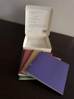 Libro-objeto cinco de Juan Pablo Vargas Rollano, caja abierta con cinco cuadernillos de colores